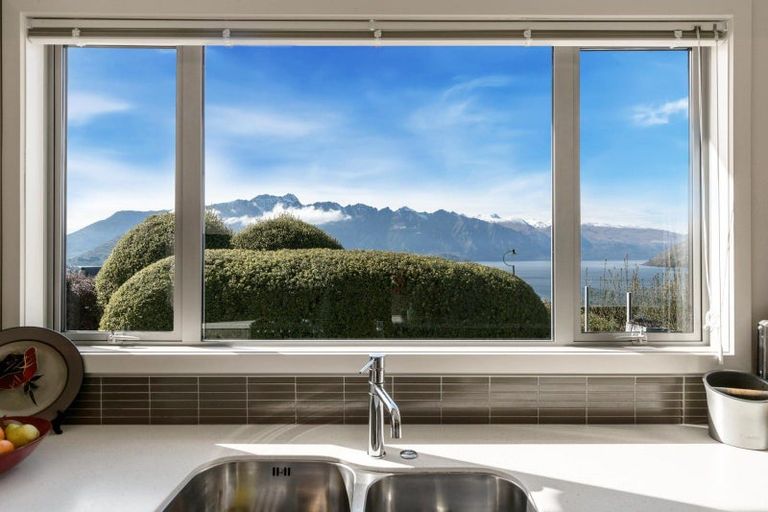 Photo of property in 9 Matakauri Place, Fernhill, Queenstown, 9300