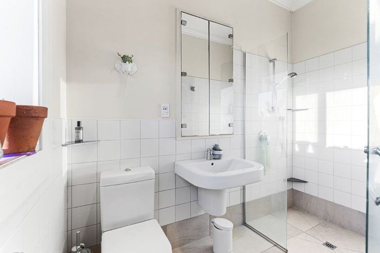 Photo of property in 42 Octavius Place, New Plymouth, 4312