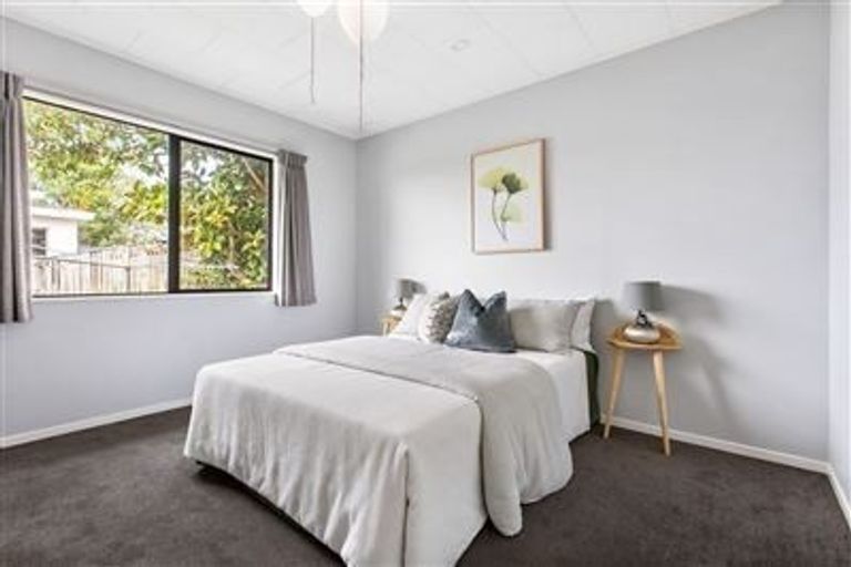 Photo of property in 1/48 Barbados Drive, Unsworth Heights, Auckland, 0632