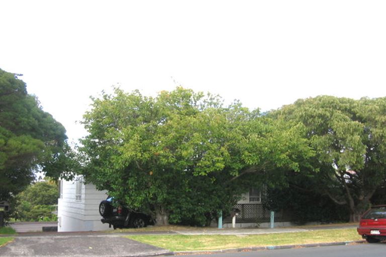 Photo of property in 2/25 Coronation Road, Hillcrest, Auckland, 0627