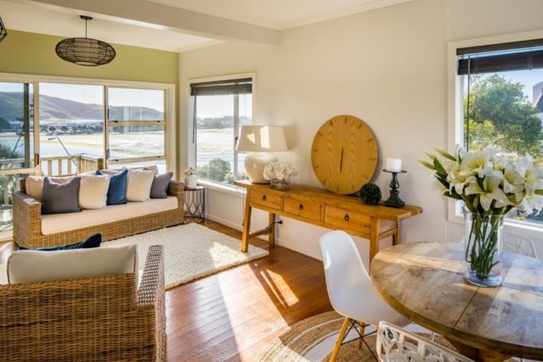 Photo of property in 15 Paekakariki Hill Road, Pauatahanui, Porirua, 5381