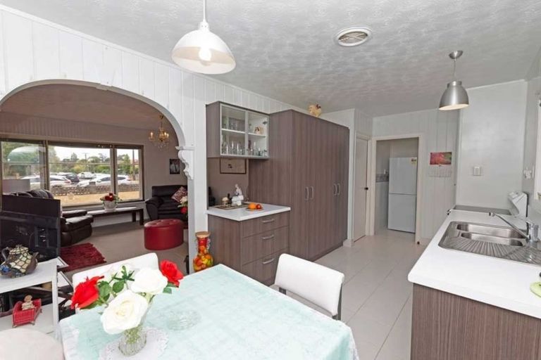 Photo of property in 38 Smythe Road, Henderson, Auckland, 0612