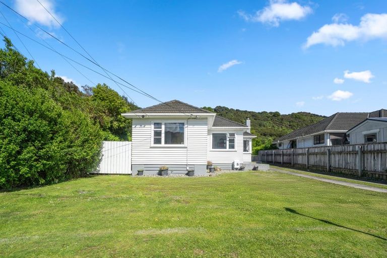 Photo of property in 203 Wellington Road, Wainuiomata, Lower Hutt, 5014