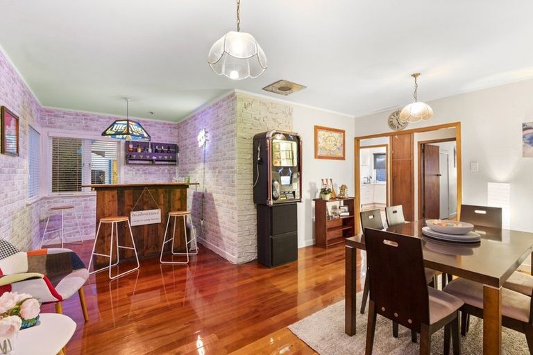 Photo of property in 10 Savoy Road, Glen Eden, Auckland, 0602