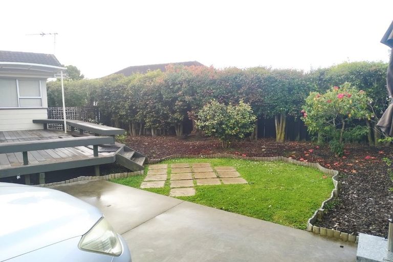 Photo of property in 19 Tomintoul Place, Highland Park, Auckland, 2010