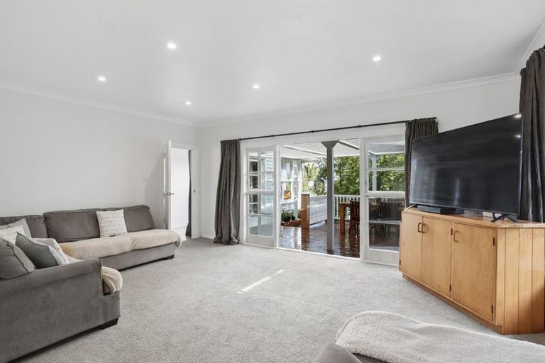 Photo of property in 15 Kingdale Road, Henderson, Auckland, 0610