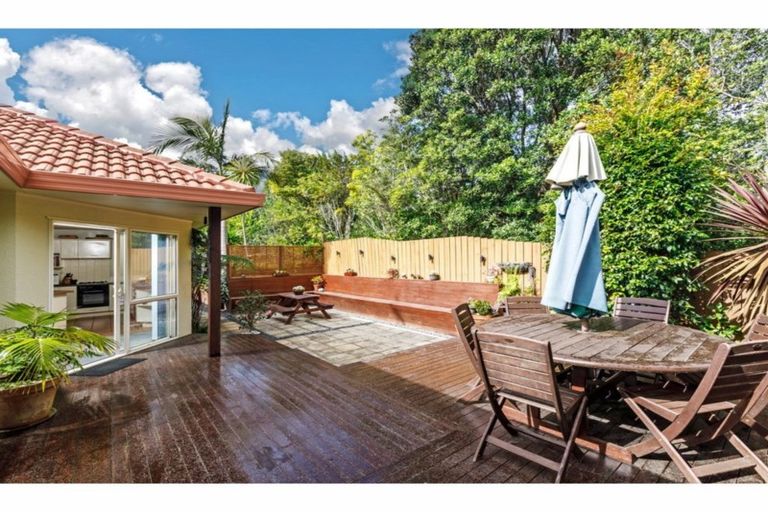 Photo of property in 22 Margaret Henry Crescent, Oteha, Auckland, 0632