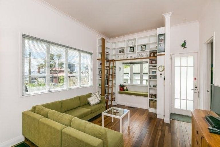 Photo of property in 22 Poplar Grove, Thorndon, Wellington, 6011