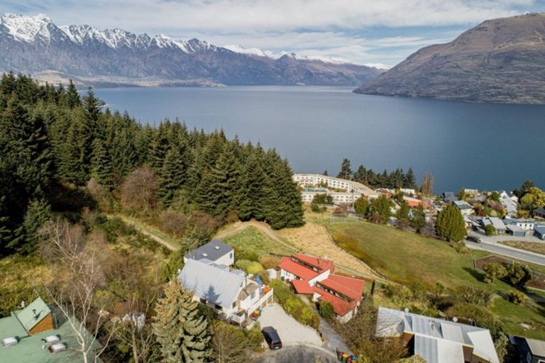 Photo of property in 14a Cameron Place, Fernhill, Queenstown, 9300