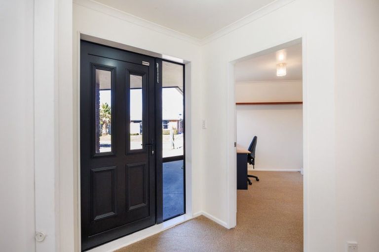 Photo of property in 15 Orlando Way, Kelvin Grove, Palmerston North, 4414