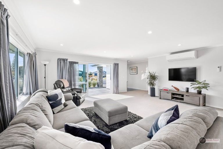 Photo of property in 12 Gardner Place, Otaki, 5512