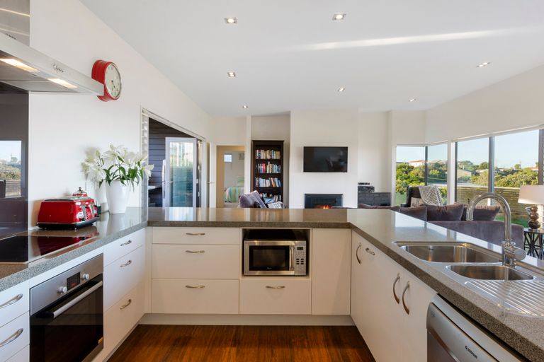 Photo of property in 22 Wonderview Road, Leigh, 0985