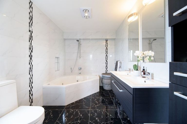 Photo of property in 16 Braemar Road, Castor Bay, Auckland, 0620