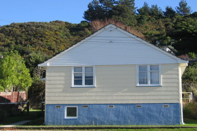 Photo of property in 152 George Street, Stokes Valley, Lower Hutt, 5019