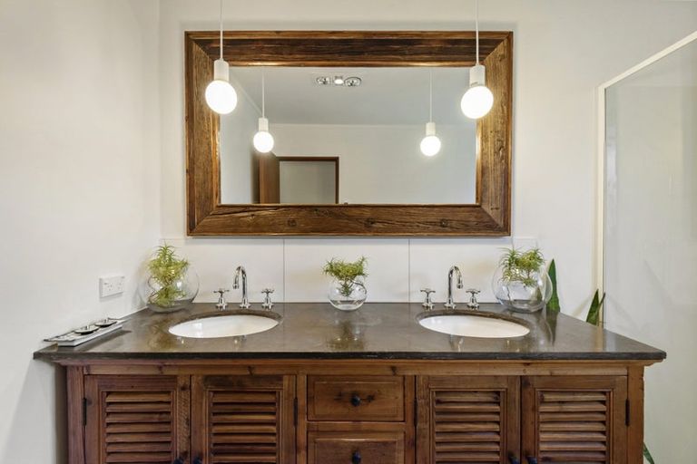 Photo of property in 10 Lyons Avenue, Murrays Bay, Auckland, 0630