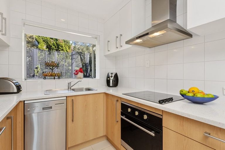 Photo of property in 1/22 Malters Place, Browns Bay, Auckland, 0630