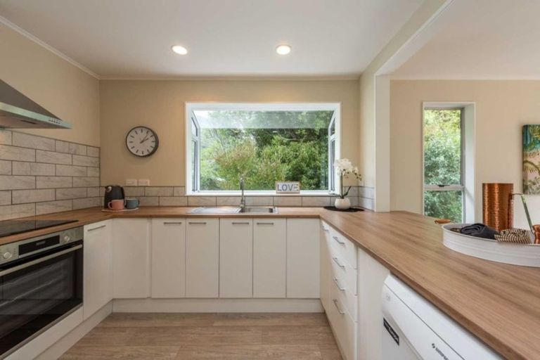 Photo of property in 15 Westhaven Drive, Tawa, Wellington, 5028