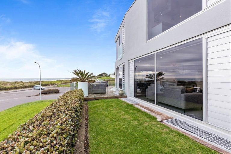 Photo of property in Weekeston Apartments, 2 Nobs Line, Strandon, New Plymouth, 4312