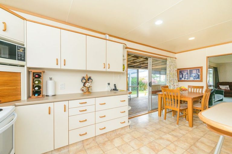 Photo of property in 10 Forbes Place, Kelvin Grove, Palmerston North, 4414