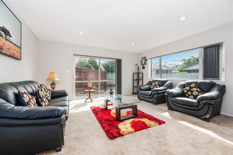 Photo of property in 1c Babich Road, Henderson Valley, Auckland, 0614