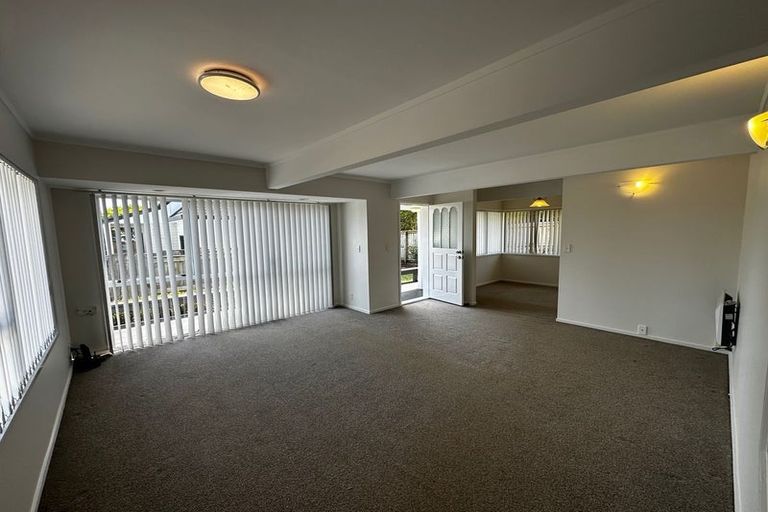 Photo of property in 2/88 Aviemore Drive, Highland Park, Auckland, 2010