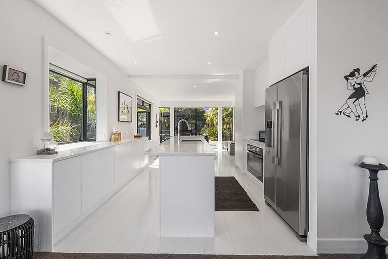 Photo of property in 10 The Crescent, Tindalls Beach, Whangaparaoa, 0930