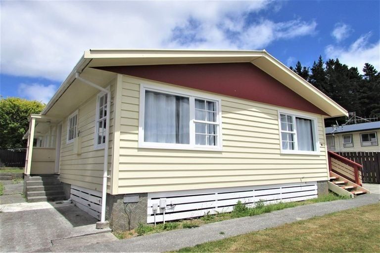 Photo of property in 33 Stockdale Street, Wainuiomata, Lower Hutt, 5014