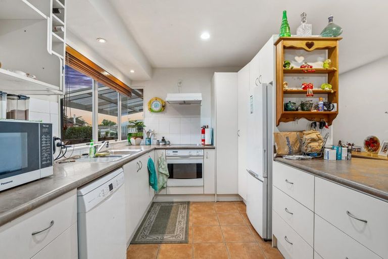 Photo of property in 1 Metric Place, Te Atatu South, Auckland, 0610