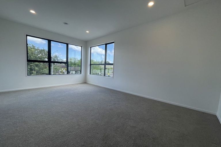 Photo of property in 1/11 Oteha Valley Road, Northcross, Auckland, 0632