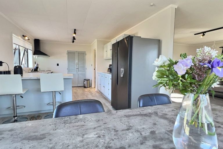 Photo of property in 18 Reeves Street, Waikanae Beach, Waikanae, 5036