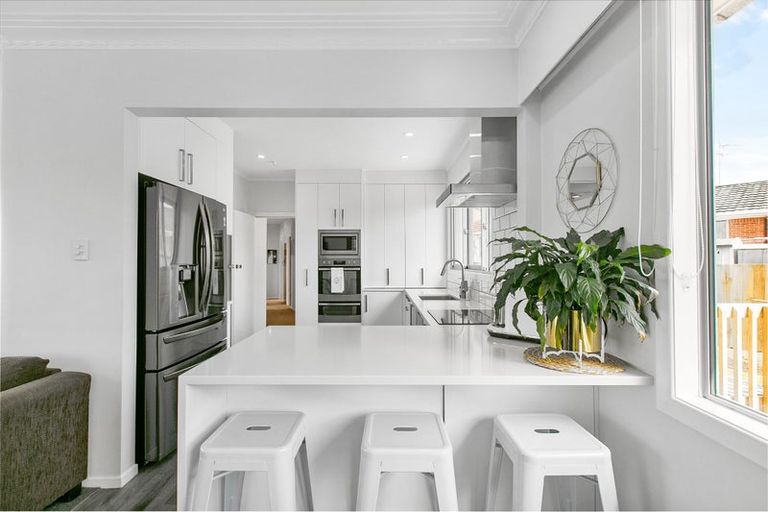 Photo of property in 2 Glenmore Road, Sunnyhills, Auckland, 2010