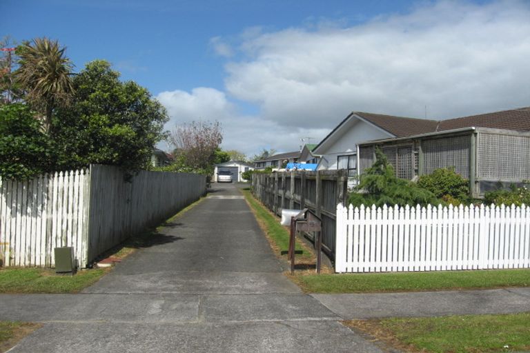 Photo of property in 2/9 Rukumoana Place, Clendon Park, Auckland, 2103