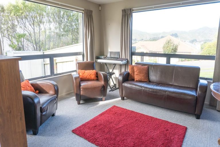 Photo of property in 5 Kaweka Close, Aotea, Porirua, 5024
