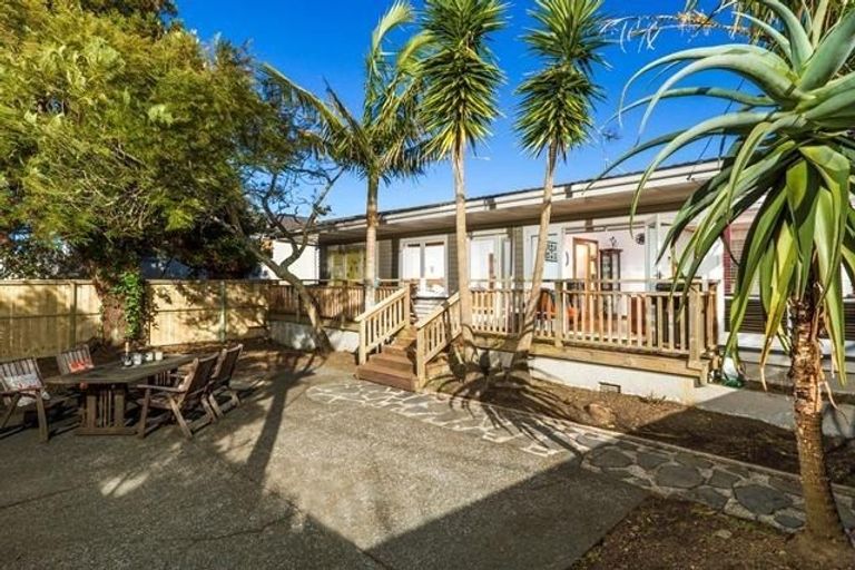 Photo of property in 1/288 East Coast Road, Forrest Hill, Auckland, 0620
