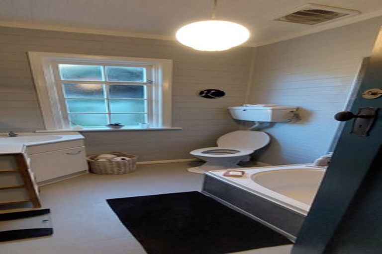 Photo of property in 75 Severn Street, Island Bay, Wellington, 6023