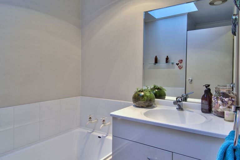 Photo of property in 43 Adam Sunde Place, Glen Eden, Auckland, 0602