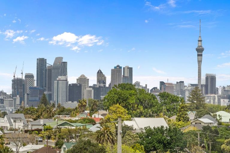 Photo of property in 4/60 Church Street, Northcote Point, Auckland, 0627