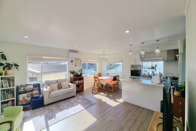 Photo of property in 1/8 Flaunty Place, West Harbour, Auckland, 0618