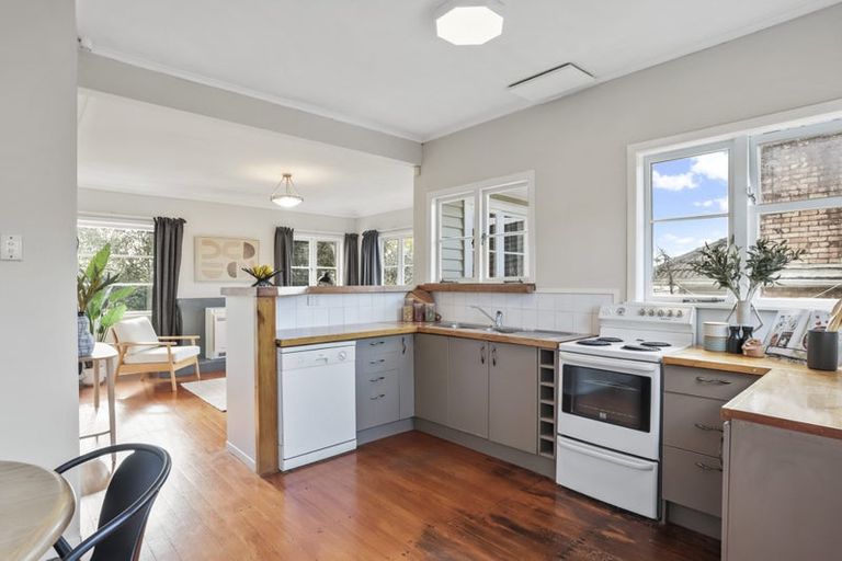 Photo of property in 90 Woodglen Road, Glen Eden, Auckland, 0602