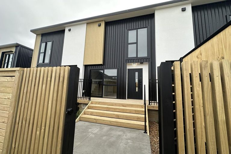 Photo of property in 5/7 Wainuiomata Road, Wainuiomata, Lower Hutt, 5014