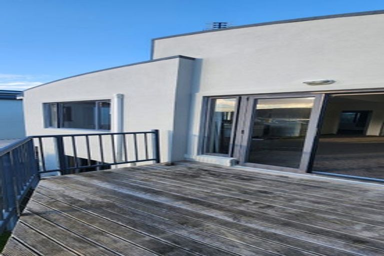 Photo of property in 14 Marina View, Paremata, Porirua, 5026