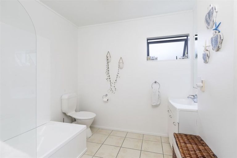 Photo of property in 1/9 Ellenbury Place, Stanmore Bay, Whangaparaoa, 0932
