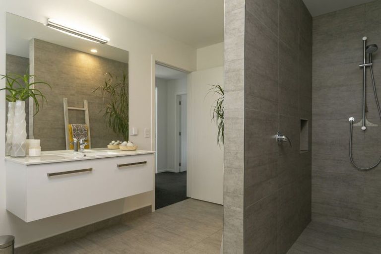 Photo of property in 16 Pukenamu Road, Rainbow Point, Taupo, 3330