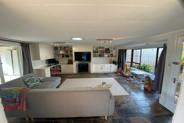 Photo of property in 9 Sealand Place, Mangere Bridge, Auckland, 2022