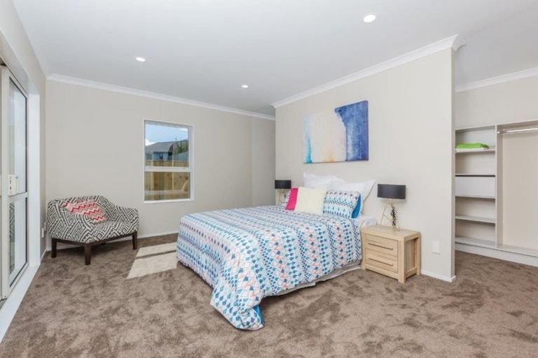 Photo of property in 18 Syd Grant Crescent, Orewa, 0931