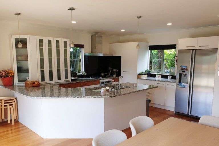 Photo of property in 15 Cayman Place, Unsworth Heights, Auckland, 0632