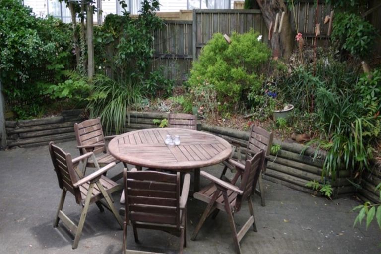 Photo of property in 1/406 East Coast Road, Sunnynook, Auckland, 0630