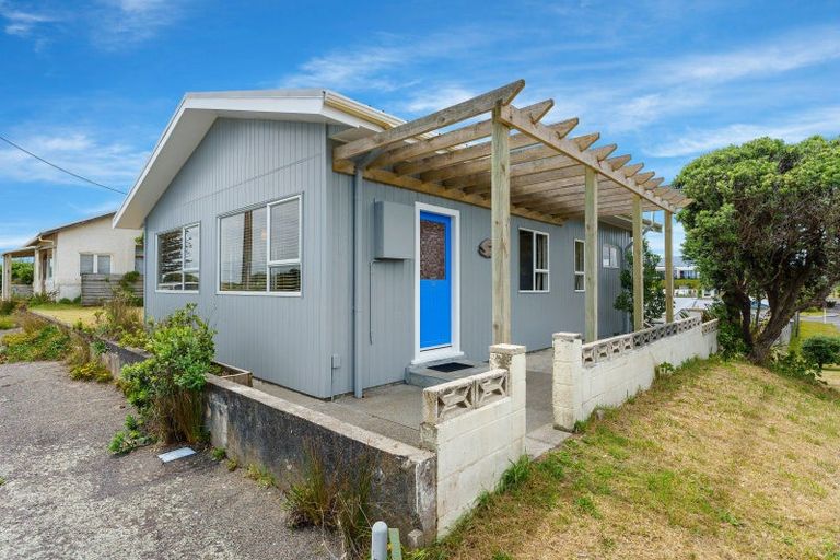 Photo of property in 22 Marine Parade, Otaki Beach, Otaki, 5512
