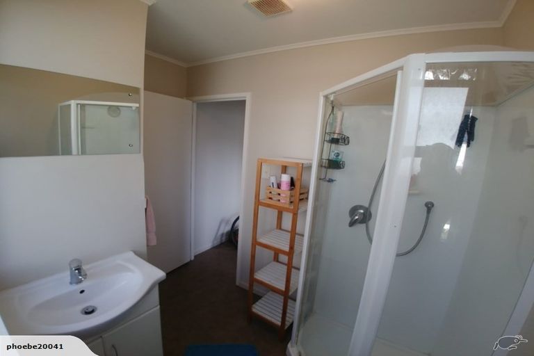Photo of property in 1/5 Borich Road, Sunnyvale, Auckland, 0612