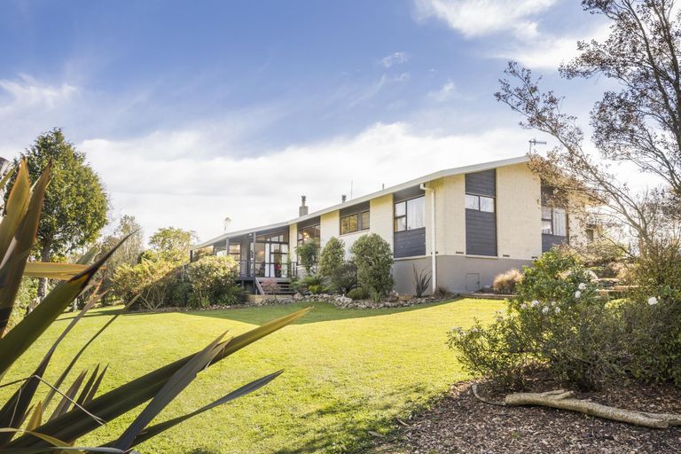 Photo of property in 61 Turitea Road, Fitzherbert, Palmerston North, 4472